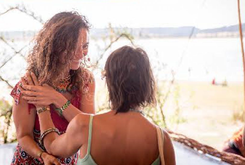 Samantha liberta con una alumna